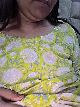 Snapshot of MOM-SUN-COUPLE chatting on April 2026 05:04:02 PM MOM-SUN-COUPLE online show from April 2026 05:04:02 PM