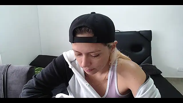 Snapshot of MommyMiaWs chatting on February 2025 04:31:02 PM MommyMiaWs online show from February 2025 04:31:02 PM