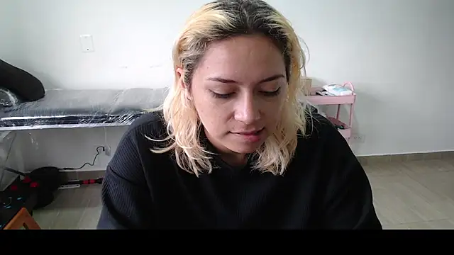 Snapshot of MommyMiaWs chatting on March 2025 12:22:02 PM MommyMiaWs online show from March 2025 12:22:02 PM