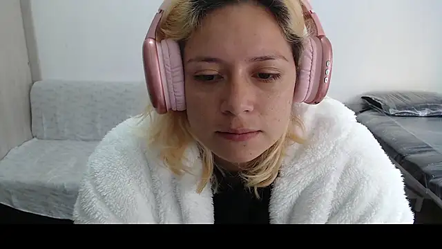 Snapshot of MommyMiaWs chatting on March 2025 01:45:01 PM MommyMiaWs online show from March 2025 01:45:01 PM