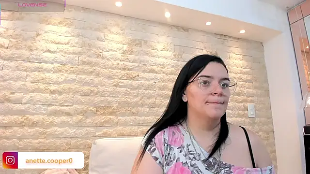 Snapshot of anette_cooper chatting on December 2025 03:22:02 AM anette cooper online show from December 2025 03:22:02 AM