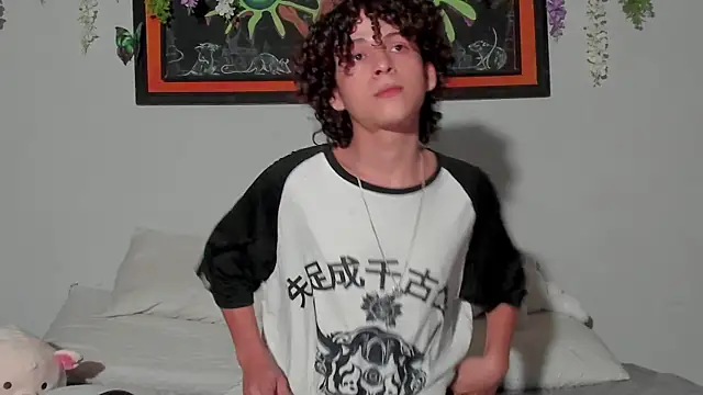 Snapshot of Cherry_boy_18 chatting on February 2025 01:09:01 AM Cherry boy 18 online show from February 2025 01:09:01 AM