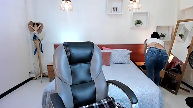 Kristen Garner online show from January 2025 08:15:02 PM