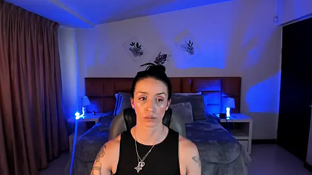 Kristen Garner online show from November 2025 08:18:01 PM