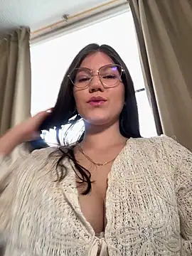 Snapshot of AmelieLaurent_ chatting on November 2025 03:01:02 PM AmelieLaurent online show from November 2025 03:01:02 PM