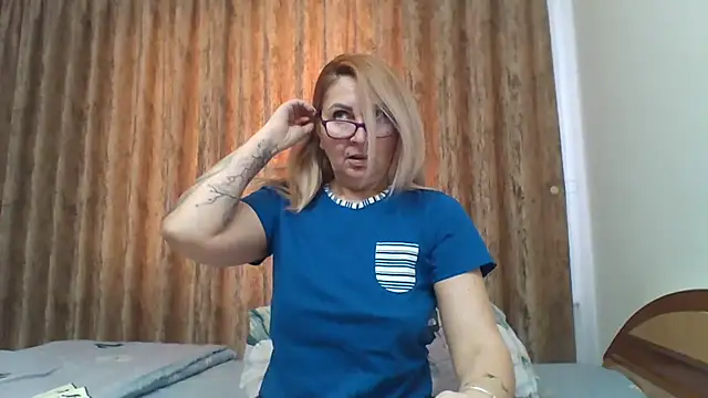 Snapshot of PussyEvely chatting on February 2025 12:12:01 PM PussyEvely online show from February 2025 12:12:01 PM