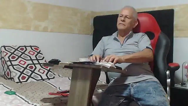 VALENTINO1983  online show from October 2025 11:47:01 PM