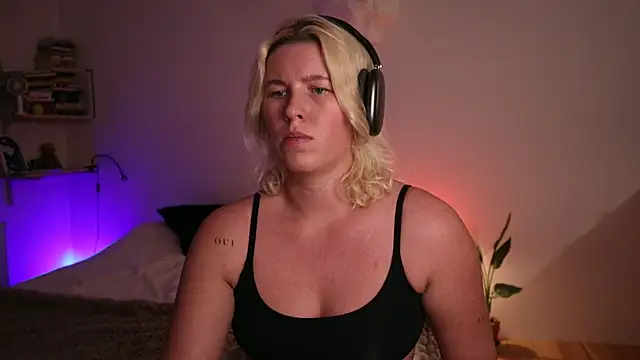 moonamii online show from January 2025 06:49:02 PM