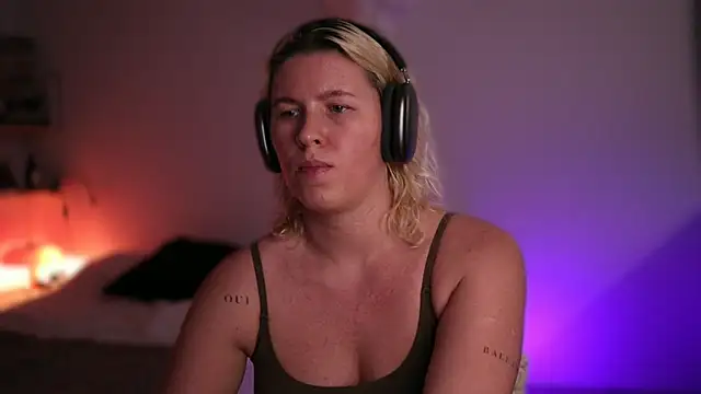 moonamii online show from February 2025 07:15:02 PM