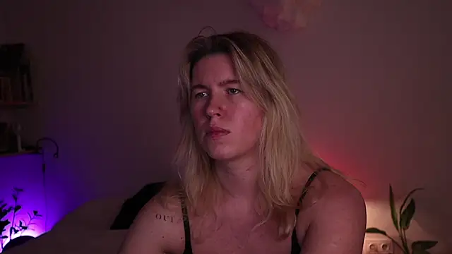 moonamii online show from November 2025 08:18:01 PM