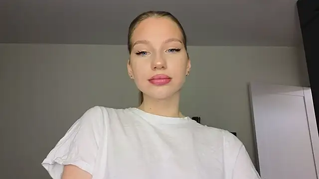 Snapshot of MiaKeler chatting on February 2025 04:57:01 PM MiaKeler online show from February 2025 04:57:01 PM