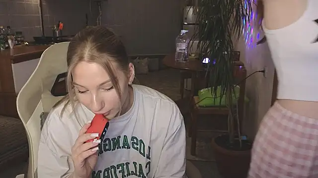 Snapshot of MiaKeler chatting on March 2025 01:57:02 PM MiaKeler online show from March 2025 01:57:02 PM