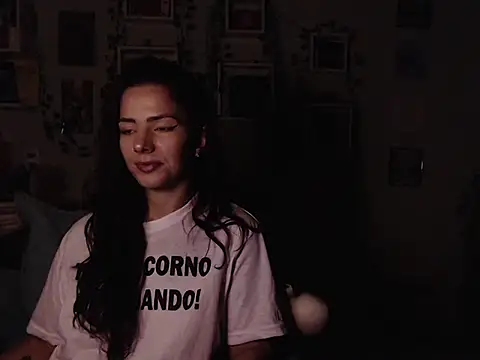 Snapshot of BeellyDance chatting on October 2025 11:47:01 PM BeellyDance online show from October 2025 11:47:01 PM