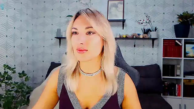 Snapshot of MillaXQueen chatting on November 2025 01:54:02 PM MillaXQueen online show from November 2025 01:54:02 PM