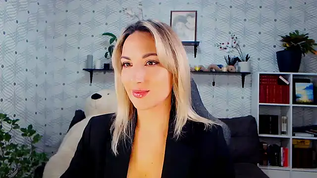 Snapshot of MillaXQueen chatting on November 2025 02:28:02 PM MillaXQueen online show from November 2025 02:28:02 PM