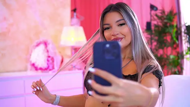 Snapshot of ArtTeasee chatting on October 2025 09:07:02 AM ArtTeasee online show from October 2025 09:07:02 AM