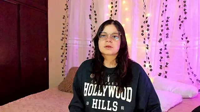 Snapshot of Mey_moon chatting on December 2024 11:25:02 PM Mey moon online show from December 2024 11:25:02 PM