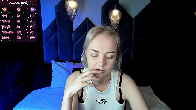 Snapshot of StephanieSweety chatting on February 2025 01:44:02 PM StephanieSweety online show from February 2025 01:44:02 PM