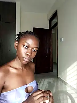 Snapshot of queen_heather chatting on January 2025 05:43:02 AM queen heather online show from January 2025 05:43:02 AM