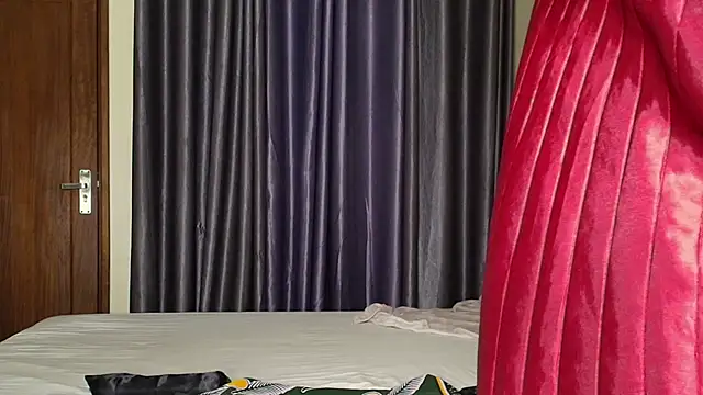 Snapshot of queen_heather chatting on October 2025 10:54:02 PM queen heather online show from October 2025 10:54:02 PM