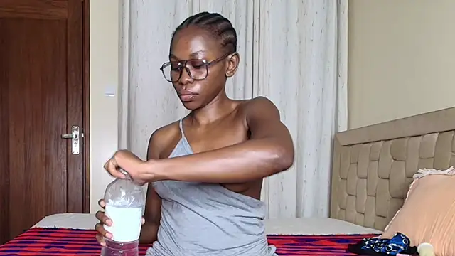 Snapshot of queen_heather chatting on November 2025 11:49:02 PM queen heather online show from November 2025 11:49:02 PM