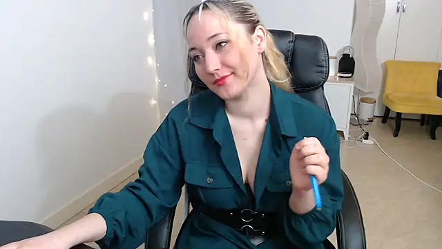 Crystal-dreamt online show from October 2025 08:14:01 AM