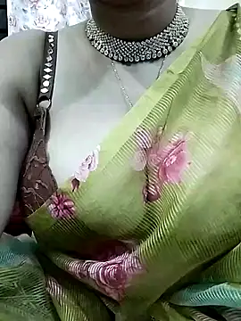 Snapshot of Sexybomb33 chatting on January 2025 06:37:02 PM Sexybomb33 online show from January 2025 06:37:02 PM