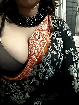 Snapshot of Sexybomb33 chatting on February 2025 02:32:01 PM Sexybomb33 online show from February 2025 02:32:01 PM