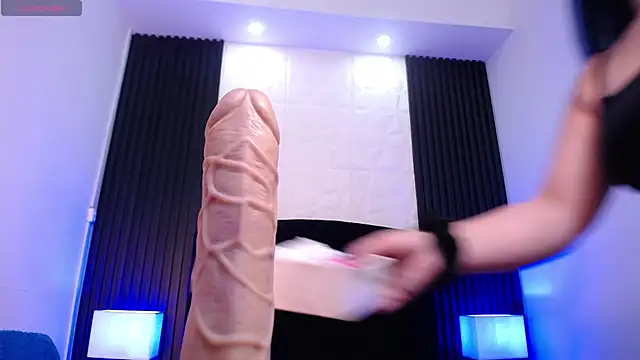 alicia moom online show from September 2025 07:13:02 PM