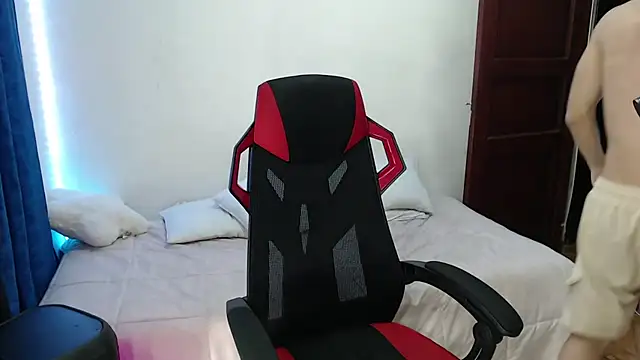 Snapshot of stevenSEX123 chatting on February 2025 03:19:01 AM stevenSEX123 online show from February 2025 03:19:01 AM