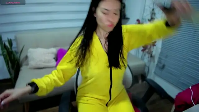 Snapshot of Lunlunera chatting on April 2026 05:18:02 AM Lunlunera online show from April 2026 05:18:02 AM