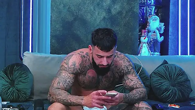 Snapshot of masterkingofmusclee chatting on December 2024 03:06:01 PM masterkingofmusclee online show from December 2024 03:06:01 PM