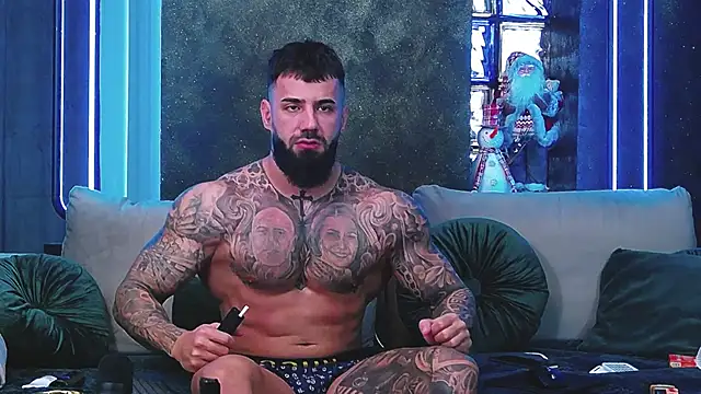 Snapshot of masterkingofmusclee chatting on December 2024 12:44:02 PM masterkingofmusclee online show from December 2024 12:44:02 PM