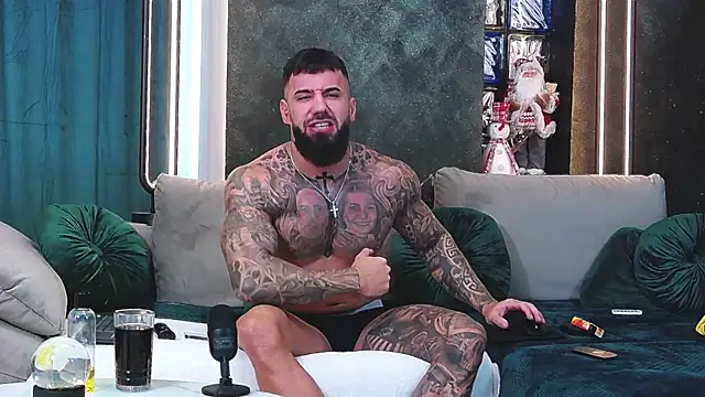 Snapshot of masterkingofmusclee chatting on December 2024 12:33:01 PM masterkingofmusclee online show from December 2024 12:33:01 PM