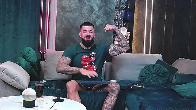 Snapshot of masterkingofmusclee chatting on December 2024 07:22:01 PM masterkingofmusclee online show from December 2024 07:22:01 PM