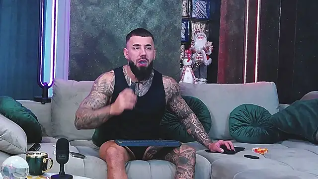 Snapshot of masterkingofmusclee chatting on December 2024 10:04:02 AM masterkingofmusclee online show from December 2024 10:04:02 AM