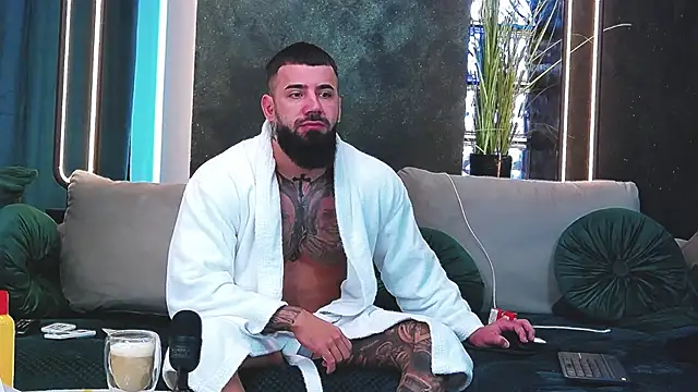 Snapshot of masterkingofmusclee chatting on January 2025 08:00:01 AM masterkingofmusclee online show from January 2025 08:00:01 AM