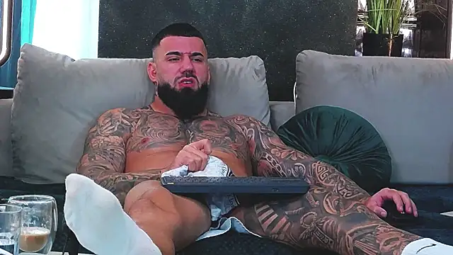 Snapshot of masterkingofmusclee chatting on January 2025 09:19:02 AM masterkingofmusclee online show from January 2025 09:19:02 AM