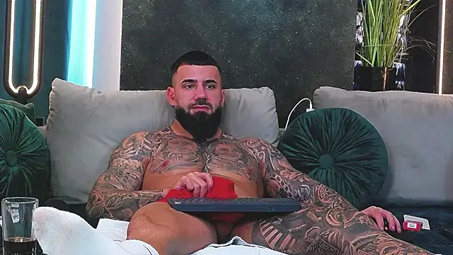 Snapshot of masterkingofmusclee chatting on January 2025 12:45:02 PM masterkingofmusclee online show from January 2025 12:45:02 PM