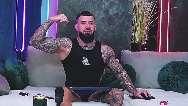 Snapshot of masterkingofmusclee chatting on January 2025 07:15:02 AM masterkingofmusclee online show from January 2025 07:15:02 AM