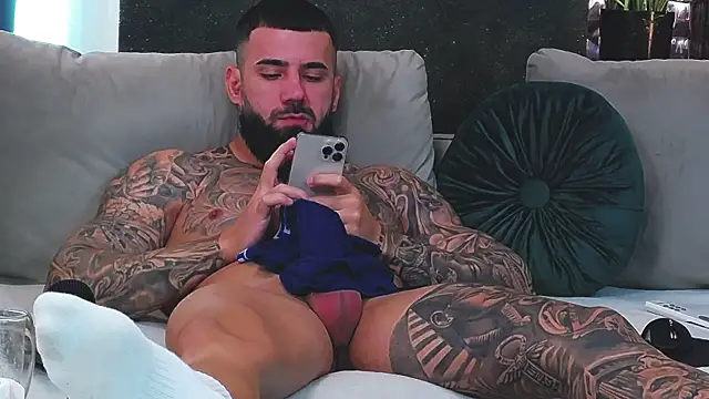 Snapshot of masterkingofmusclee chatting on January 2025 09:27:01 AM masterkingofmusclee online show from January 2025 09:27:01 AM