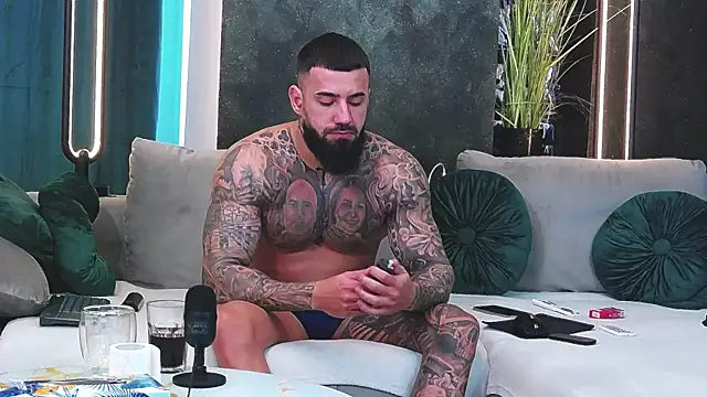 Snapshot of masterkingofmusclee chatting on January 2025 01:47:02 PM masterkingofmusclee online show from January 2025 01:47:02 PM