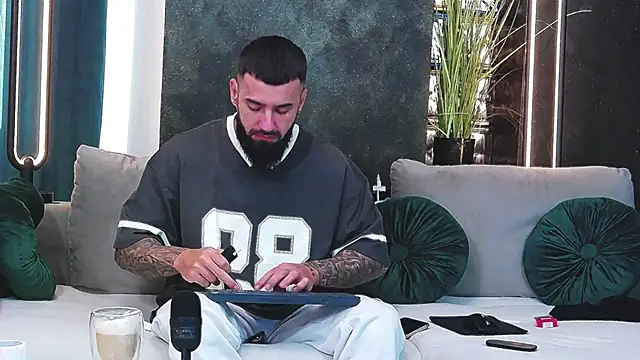 Snapshot of masterkingofmusclee chatting on January 2025 06:45:01 AM masterkingofmusclee online show from January 2025 06:45:01 AM