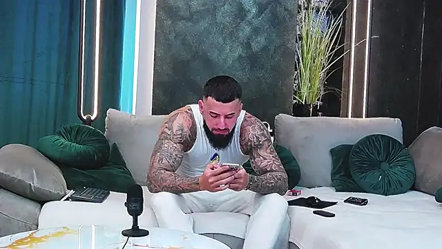 Snapshot of masterkingofmusclee chatting on January 2025 01:42:02 PM masterkingofmusclee online show from January 2025 01:42:02 PM