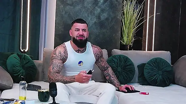 Snapshot of masterkingofmusclee chatting on January 2025 06:31:02 AM masterkingofmusclee online show from January 2025 06:31:02 AM