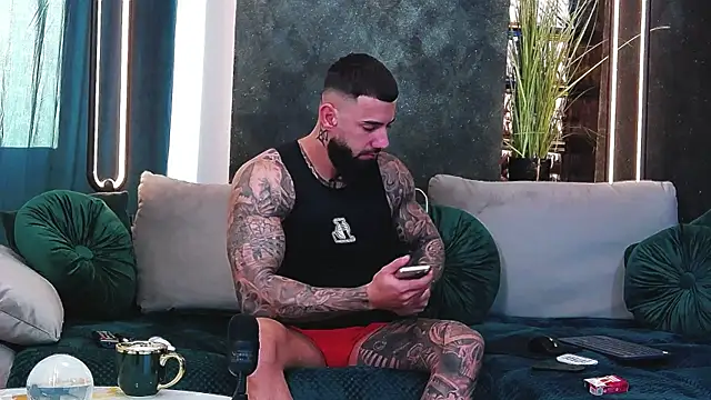 Snapshot of masterkingofmusclee chatting on January 2025 06:27:02 AM masterkingofmusclee online show from January 2025 06:27:02 AM