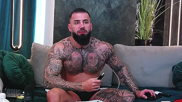 Snapshot of masterkingofmusclee chatting on January 2025 12:27:01 PM masterkingofmusclee online show from January 2025 12:27:01 PM