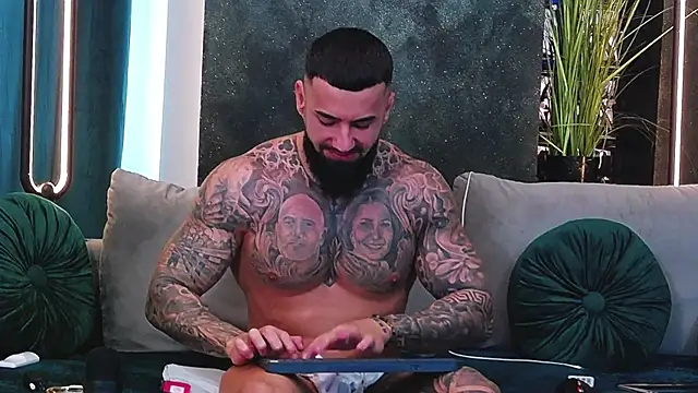 Snapshot of masterkingofmusclee chatting on February 2025 10:00:01 AM masterkingofmusclee online show from February 2025 10:00:01 AM