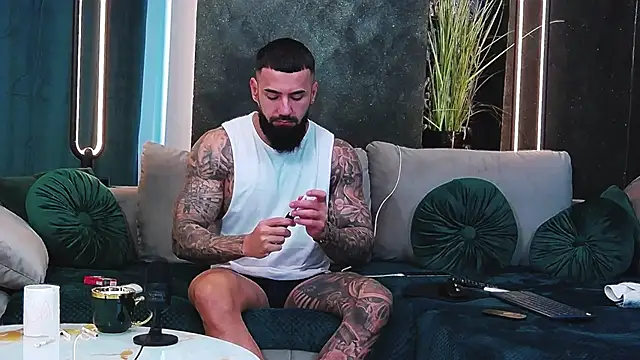 Snapshot of masterkingofmusclee chatting on February 2025 07:07:01 AM masterkingofmusclee online show from February 2025 07:07:01 AM