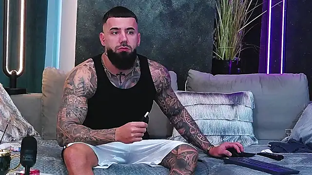 Snapshot of masterkingofmusclee chatting on February 2025 06:19:01 AM masterkingofmusclee online show from February 2025 06:19:01 AM